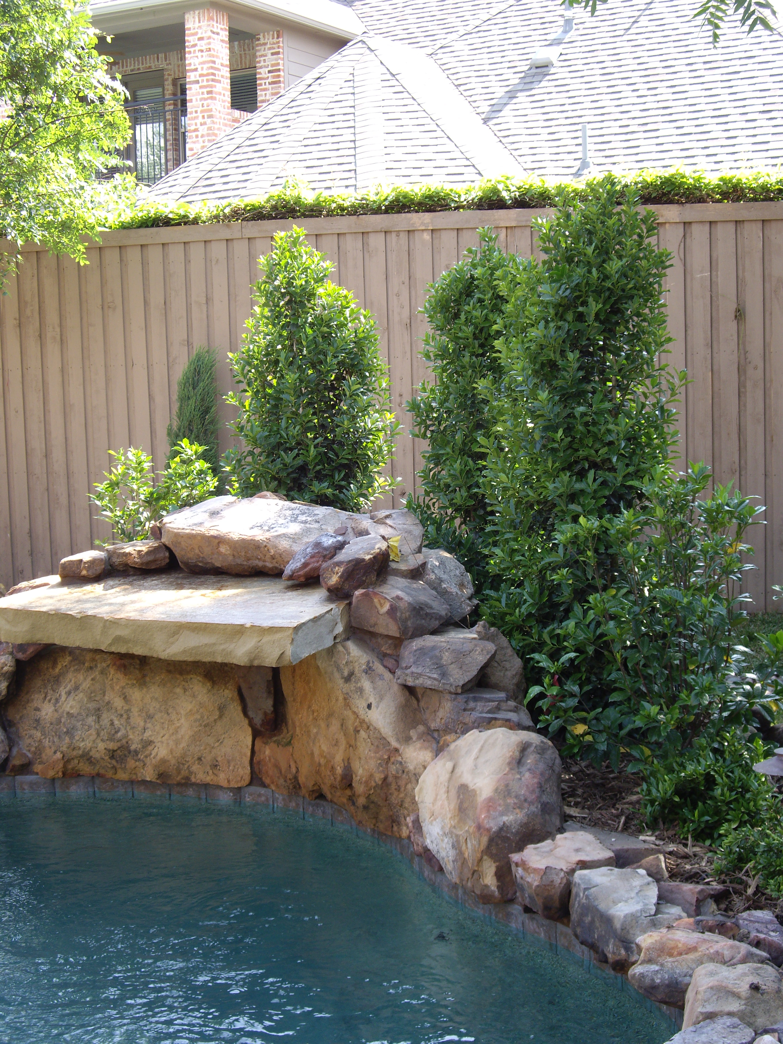 natural-stone-feature-poolside